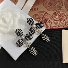 Chanel подержанные серьги с двойным C. Модели Chanel не нуждаются