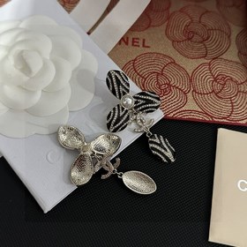 Chanel подержанные серьги с двойным C. Модели Chanel не нуждаются