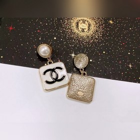 Chanel подержанные серьги с двойным C. Модели Chanel не нуждаются