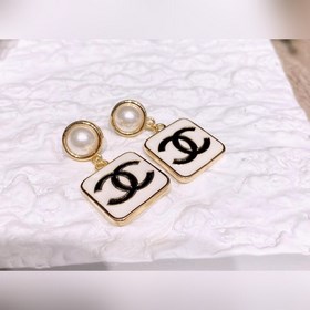 Chanel подержанные серьги с двойным C. Модели Chanel не нуждаются