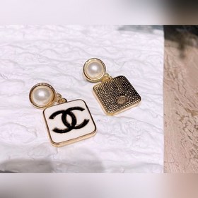 Chanel подержанные серьги с двойным C. Модели Chanel не нуждаются