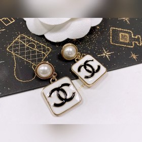 Chanel подержанные серьги с двойным C. Модели Chanel не нуждаются