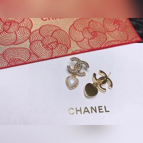 Chanel подержанные серьги с двойным C. Модели Chanel не нуждаются