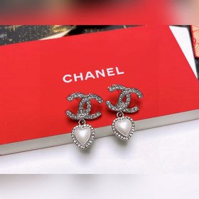 Chanel подержанные серьги с двойным C. Модели Chanel не нуждаются