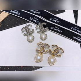 Chanel подержанные серьги с двойным C. Модели Chanel не нуждаются