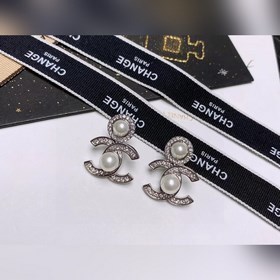 Chanel подержанные серьги с двойным C. Модели Chanel не нуждаются
