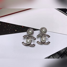 Chanel подержанные серьги с двойным C. Модели Chanel не нуждаются