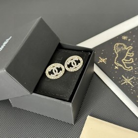 Chanel подержанные серьги с двойным C. Модели Chanel не нуждаются