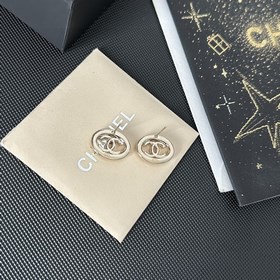 Chanel подержанные серьги с двойным C. Модели Chanel не нуждаются