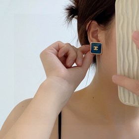 Chanel  Chanel Милый белый и темно-синий квадратные серьги-гвозд