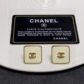 Chanel  Chanel Милый бежевый квадратный серьги с двойным C. Эти 