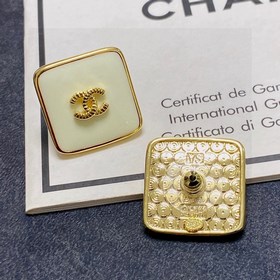 Chanel  Chanel Милый бежевый квадратный серьги с двойным C. Эти 