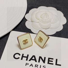 Chanel  Chanel Милый бежевый квадратный серьги с двойным C. Эти 