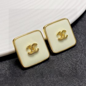 Chanel  Chanel Милый бежевый квадратный серьги с двойным C. Эти 
