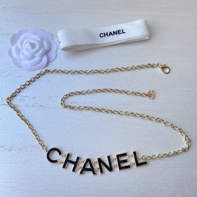 Chanel： полные стеклянные жемчужины в сочетании с плетеной кожей,