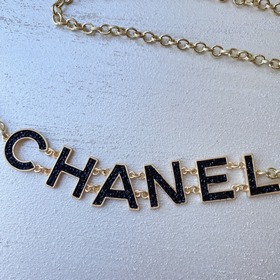 Chanel： полные стеклянные жемчужины в сочетании с плетеной кожей,