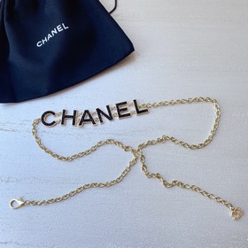 Chanel： полные стеклянные жемчужины в сочетании с плетеной кожей,