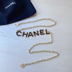 Chanel： полные стеклянные жемчужины в сочетании с плетеной кожей,