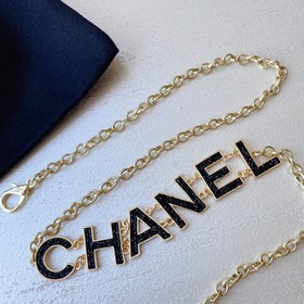 Chanel： полные стеклянные жемчужины в сочетании с плетеной кожей,