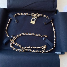 Насыщенный цвет жемчуга Chanel в сочетании с плетеной кожей и лог