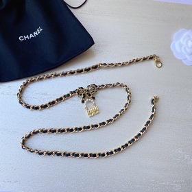 Насыщенный цвет жемчуга Chanel в сочетании с плетеной кожей и лог