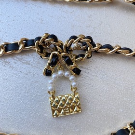 Насыщенный цвет жемчуга Chanel в сочетании с плетеной кожей и лог