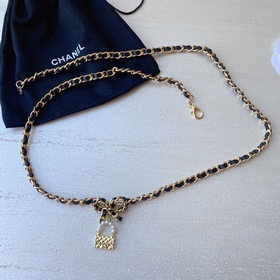 Насыщенный цвет жемчуга Chanel в сочетании с плетеной кожей и лог