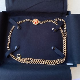 Насыщенный цвет жемчуга Chanel в сочетании с плетеной кожей и лог