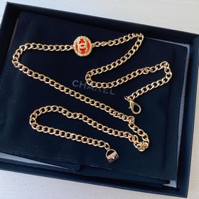 Насыщенный цвет жемчуга Chanel в сочетании с плетеной кожей и лог