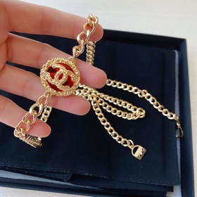 Насыщенный цвет жемчуга Chanel в сочетании с плетеной кожей и лог