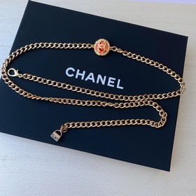 Насыщенный цвет жемчуга Chanel в сочетании с плетеной кожей и лог