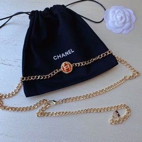 Насыщенный цвет жемчуга Chanel в сочетании с плетеной кожей и лог