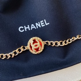 Насыщенный цвет жемчуга Chanel в сочетании с плетеной кожей и лог