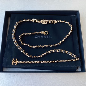 Насыщенный цвет жемчуга Chanel в сочетании с плетеной кожей и лог