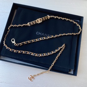 Насыщенный цвет жемчуга Chanel в сочетании с плетеной кожей и лог