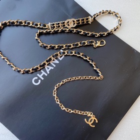 Насыщенный цвет жемчуга Chanel в сочетании с плетеной кожей и лог