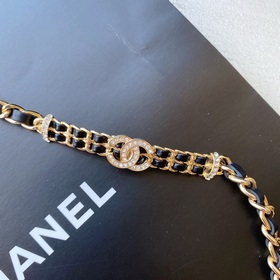 Насыщенный цвет жемчуга Chanel в сочетании с плетеной кожей и лог