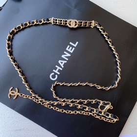 Насыщенный цвет жемчуга Chanel в сочетании с плетеной кожей и лог