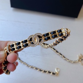 Насыщенный цвет жемчуга Chanel в сочетании с плетеной кожей и лог