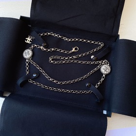 Насыщенный цвет жемчуга Chanel в сочетании с плетеной кожей и лог