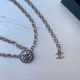 Насыщенный цвет жемчуга Chanel в сочетании с плетеной кожей и лог