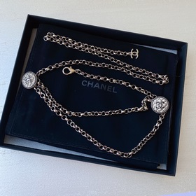 Насыщенный цвет жемчуга Chanel в сочетании с плетеной кожей и лог