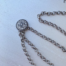 Насыщенный цвет жемчуга Chanel в сочетании с плетеной кожей и лог