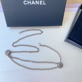 Насыщенный цвет жемчуга Chanel в сочетании с плетеной кожей и лог