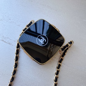 Насыщенный цвет жемчуга Chanel в сочетании с плетеной кожей и лог