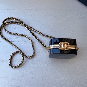Насыщенный цвет жемчуга Chanel в сочетании с плетеной кожей и лог