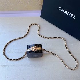 Насыщенный цвет жемчуга Chanel в сочетании с плетеной кожей и лог
