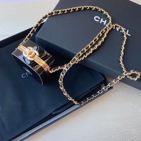 Насыщенный цвет жемчуга Chanel в сочетании с плетеной кожей и лог