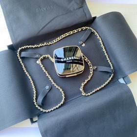 Насыщенный цвет жемчуга Chanel в сочетании с плетеной кожей и лог