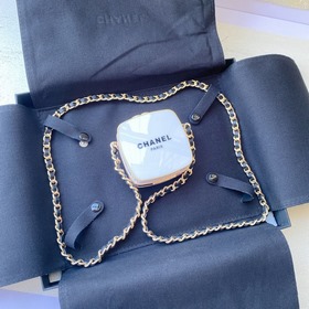 Насыщенный цвет жемчуга Chanel в сочетании с плетеной кожей и лог